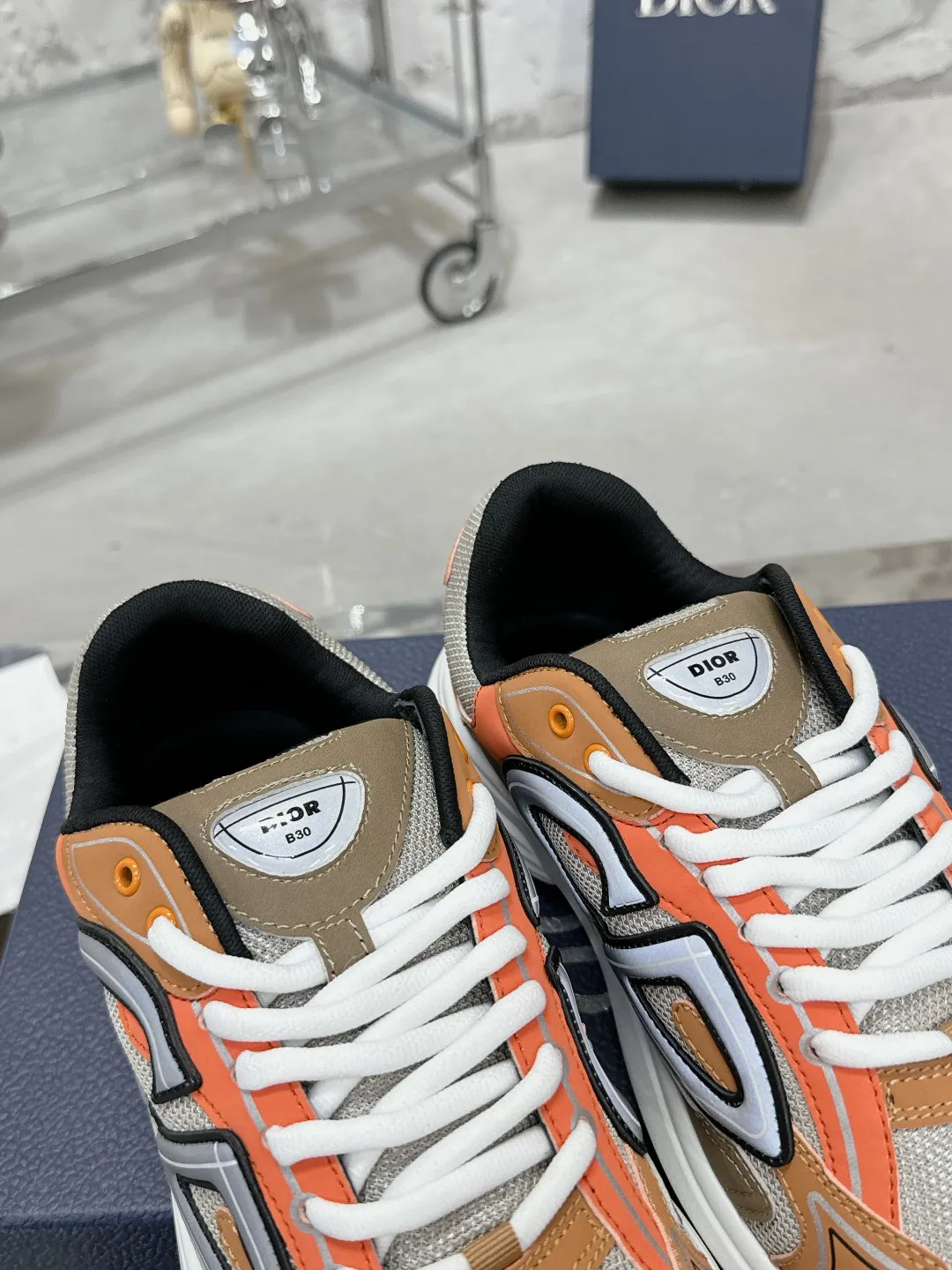 Men's men's shoes 💰600❤️❤️❤️High version Dior Dior's latest color matching B30 series reflective dad sneakers original 17380💰 purchased for development and production Brand new B30 sneakers Dad Shoes style shoes that follow the trend of the retro market The Dior logo on the tongue also indicates that this pair of shoes is the B30 model! B30 uses fine-textured leather and mesh cloth materials to form a shoe body. There are conspicuous letters CD on both sides of the shoe body to indicate identity. Many lines on the shoe body outline details to make the shoes look less monotonous and full of retro flavor. The delivery counter is exquisitely packaged🛍📦 ▪️Fabric: Original customized technical fabric + mesh ▪️Inner lining: Customized breathable lining ▪️Outsole: Original molded IP foam + TPU outsole ▪️Sole thickness: 3.5CM ▪️Size: Women’s size 35-40 / Men’s size 39-46
